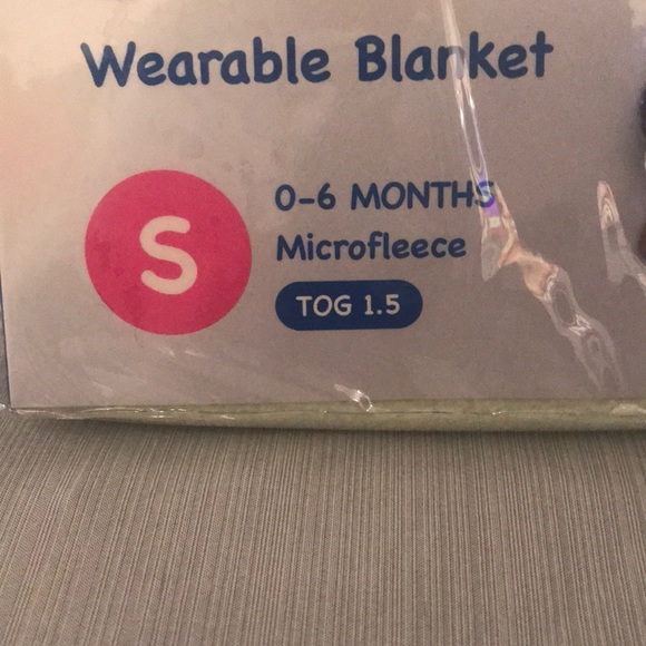 Wearable blanket and 4 pack of bodysuit - Picture 3 of 10